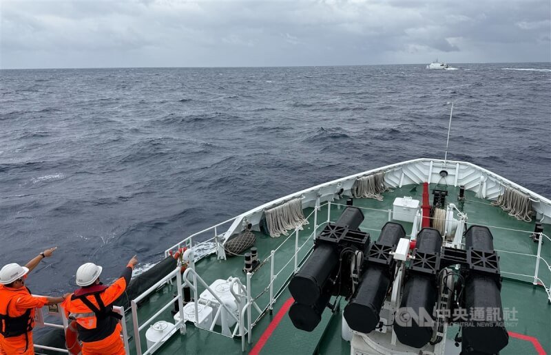 中央社記者12日清晨隨同海巡署安平級八里艦(CG606)出海,了解海巡執行監控共艦現場實況。中央社記者張新偉攝 113年12月12日