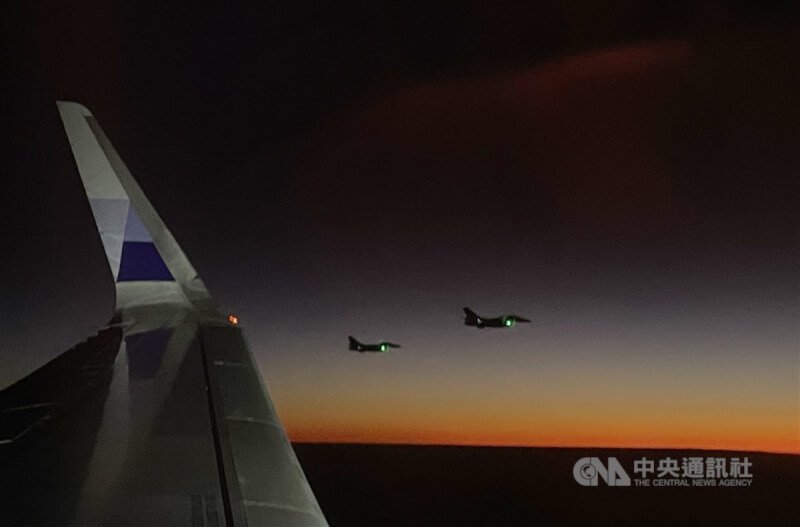 總統賴清德結束太平洋友邦出訪行程,6日傍晚搭乘專機返國,空軍派出4架F-16戰機掛彈伴飛護航。中央社記者翁睿坤攝 113年12月6日