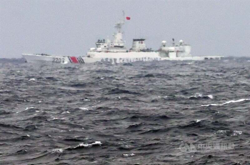 中國海警2302、2203(圖)、2307、2304等4艘船艦12日下午從台灣東部外海由南向北航行,海巡署八里艦等艦艇併航監控,雙方相距最近時的距離約1浬。中央社記者張新偉攝 113年12月12日
