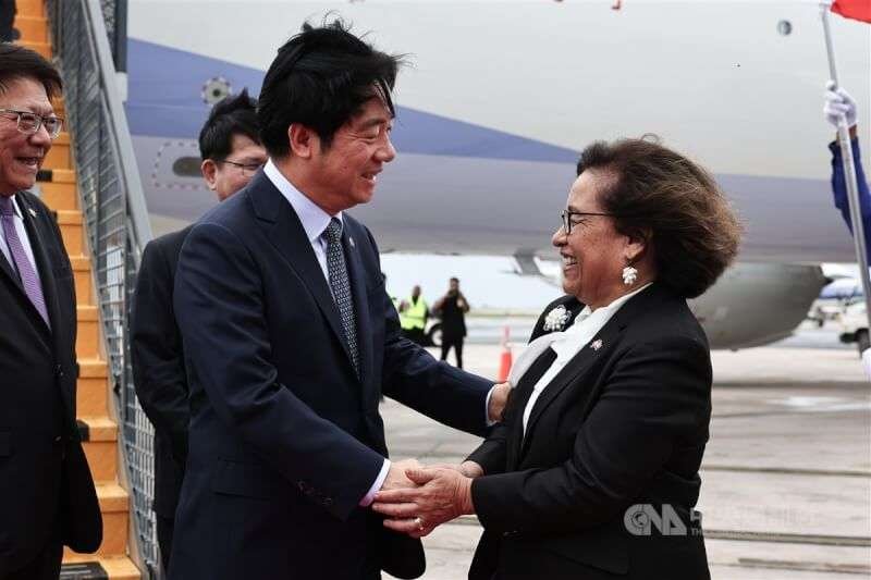 總統賴清德(前左)於當地時間3日中午抵達友邦馬紹爾群島共和國,由馬國總統海妮(Hilda Heine)(前右)親自接機,歡迎賴總統到訪。中央社記者翁睿坤馬紹爾攝 113年12月3日