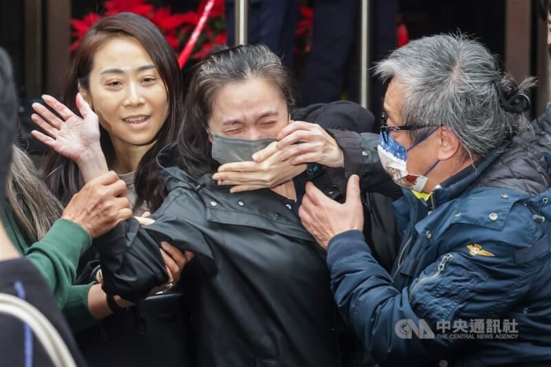 台北地檢署偵結京華城等案,台北地院27日清晨裁定被告國民黨台北市議員應曉薇(中)等5人交保並限制出境等。應曉薇交保後步出法院,崩潰哭喊「我沒有貪污」。中央社記者裴禛攝 113年12月27日