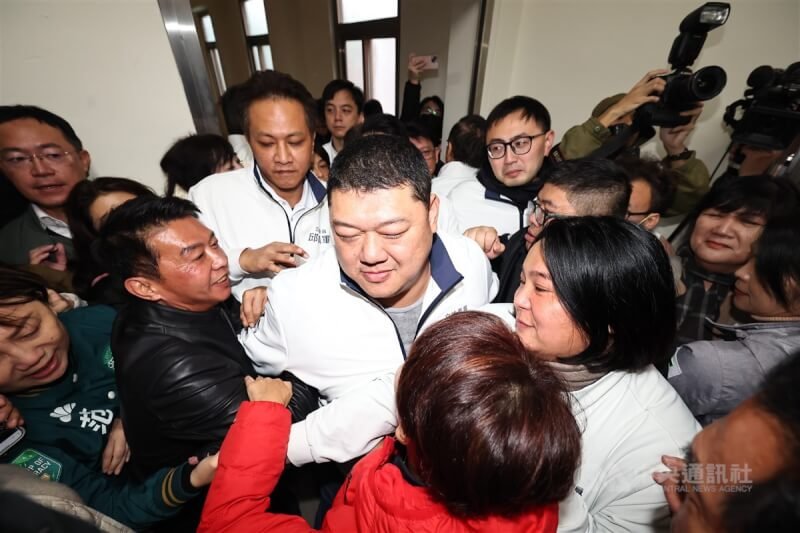 國民黨立委邱鎮軍(白衣前左起)、游顥、陳玉珍等以人牆阻擋民進黨立委進入會議室,雙方爆發數波推擠衝突。中央社記者翁睿坤攝 113年12月16日