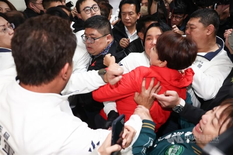 為阻擋民進黨立委進入會議室,國民黨立委游顥、陳玉珍與民進黨立委陳亭妃、蔡易餘等人在會議室外走廊爆發數波推擠衝突。中央社記者王騰毅攝 113年12月16日