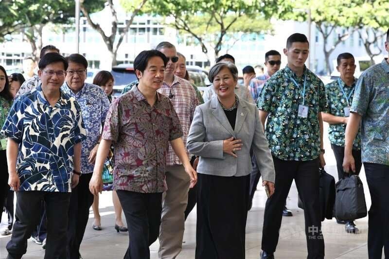 總統賴清德(前左2)「繁榮南島.智慧永續」之旅首站過境美國夏威夷,當地時間1日下午出席美國智庫東西中心(EWC)政策座談,並將發表演說;圖為座談開始前東西中心院長蘇珊妮(Suzanne Vares-Lum)(前左3)與賴總統寒暄互動。前左為外交部長林佳龍。中央社記者翁睿坤檀香山攝 113年12月2日