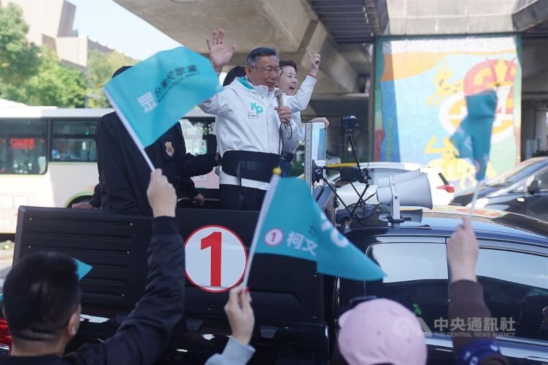 柯文哲(左)卸任台北市長後,積極備戰2024總統大選。今年1月12日在黃珊珊(右)等人的陪同下,至台北市北投、士林一帶以車隊掃街方式拜票,民眾揮旗表達支持。(中央社檔案照片)