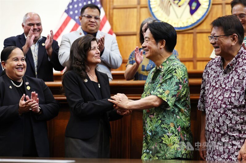 總統賴清德（前右2）與議長泰拉耶（Therese M. Terlaje）（前左2）握手致意。中央社記者翁睿坤關島攝 113年12月5日