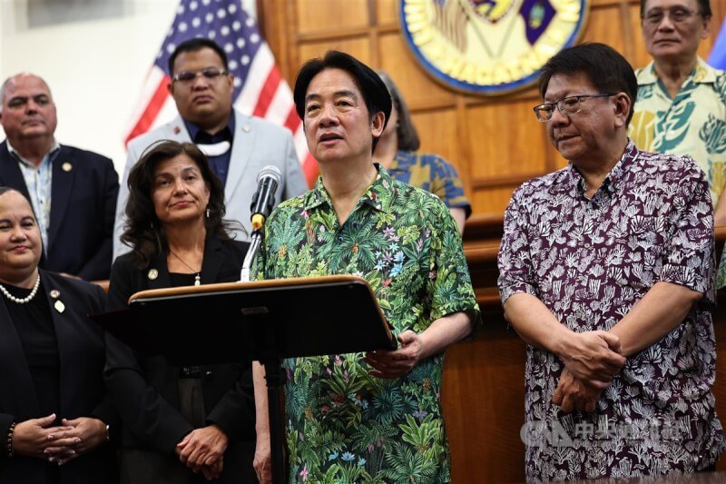 總統賴清德（中）與關島總督古蕾露伉儷早餐茶敘後，參訪關島議會並上台致詞。中央社記者翁睿坤關島攝 113年12月5日