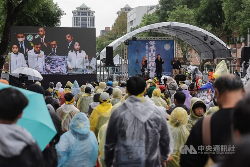 由公民團體發起的「冬季青鳥在台北」行動進入第3天,大批民眾齊聚在立院外透過舞台大螢幕關注院會議事進度。中央社記者裴禛攝 113年12月20日