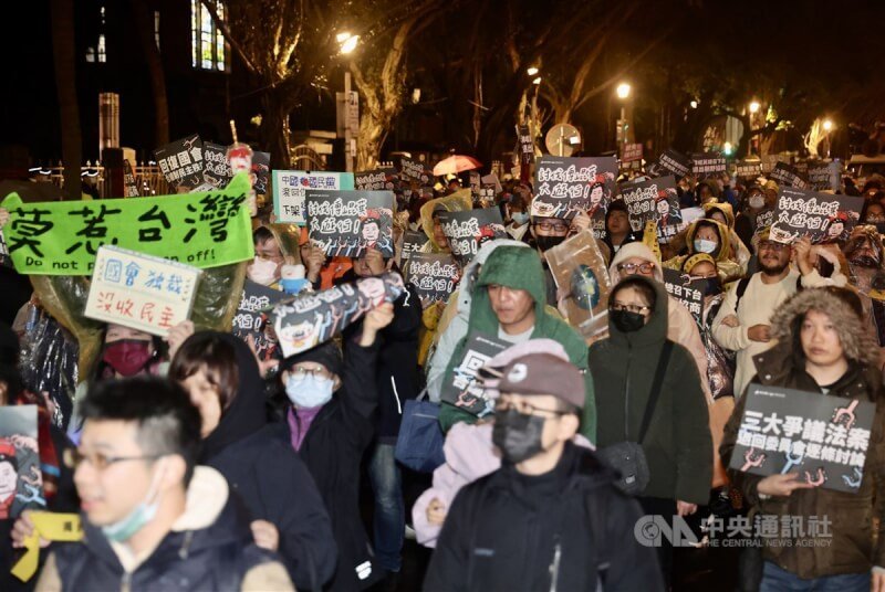民眾聚集立法院外,舉起各式標語遊行抗議,提出捍衛民主5大訴求。中央社記者張皓安攝 113年12月19日