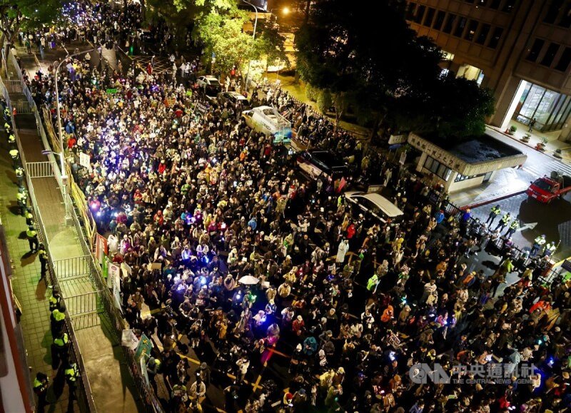 經濟民主連合等民間團體發起「冬季青鳥在台北」行動,19日晚間繼續在立法院外舉行集會遊行,號召群眾共同表達反對國民黨強推法案等訴求。中央社記者張皓安攝 113年12月19日