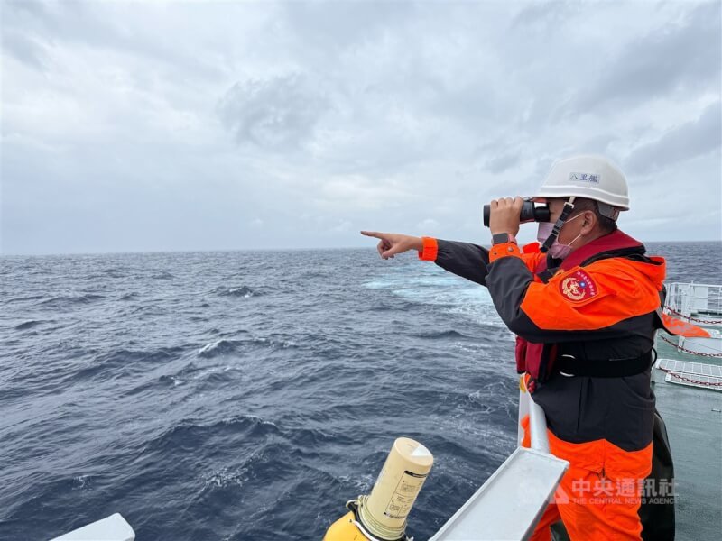 海巡署安平級八里艦12日接近中國海警船隊時,八里艦船員拿出相關手持監偵器材記錄,並使用艦上的高倍率觀測器材確認中國海警船的型別、舷號等相關細節,同時舷側也布署艦上成員進行瞭望。中央社記者張新偉攝 113年12月12日