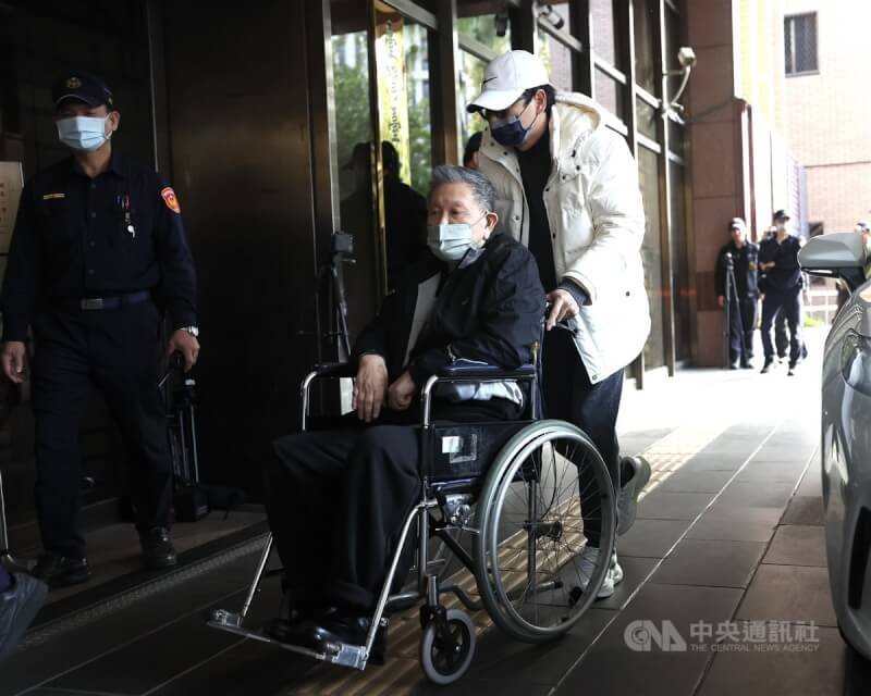北院29日下午召開羈押庭,京華城案被告威京集團主席沈慶京(前中)坐輪椅出庭。中央社記者王飛華攝 113年12月29日