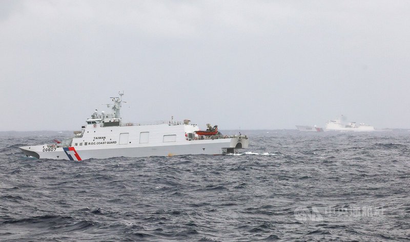 海巡署八里艦12日下午在東部海域與中國海警2304(後右)等4船目視接觸,八里艦與安平級吉安艦(CG607)(左)在中國海警船隊旁持續監控。中央社記者張新偉攝 113年12月12日