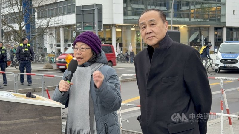 旅居科隆的「國際筆會和平委員會」副主席廖天琪(左)連續14年在世界人權日和德國教師庫納共同赴柏林中國大使館抗議,她長年聲援中國異議人士,今年邀請被中國通緝的袁弓夷(右)等3名人士,向學生說明香港反送中運動始末。中央社記者林尚縈柏林攝 113年12月12日