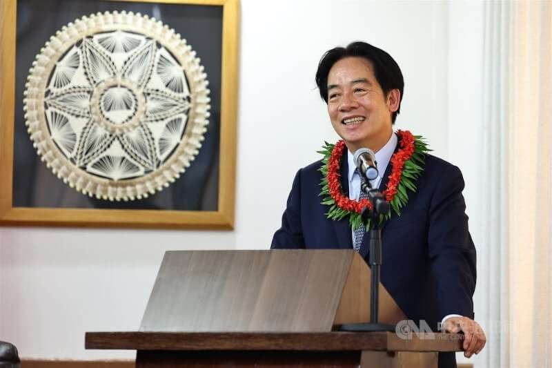 總統賴清德(圖)展開「繁榮南島.智慧永續」之旅,於當地時間3日中午抵達友邦馬紹爾群島共和國,賴總統在歡迎禮上致詞表示,兩國是如同家人與志同道合的好夥伴,盼在接續行程見證合作計畫,共同為雙方民眾打造更好生活。中央社記者翁睿坤馬紹爾攝 113年12月3日