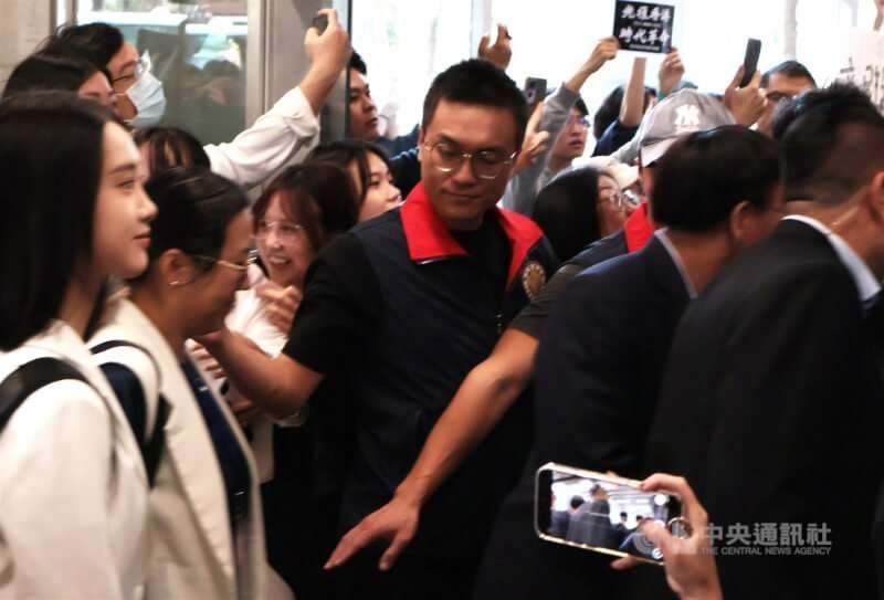 陸生團3日上午到訪台灣大學遇抗議,抗議學生集結社會科學院一樓,高喊「這裡不是中國台北」;陸生團成員、北京清華大學學生彭弋航(左)面帶微笑入內。中央社記者李雅雯攝 113年12月3日