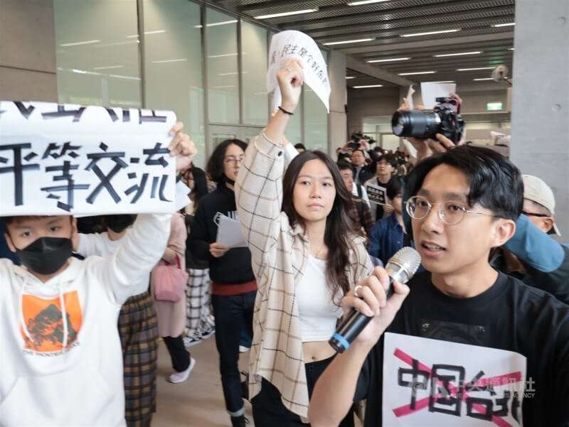 陸生團3日上午到訪台灣大學遇抗議,抗議學生集結社會科學院一樓,高喊「這裡不是中國台北」。中央社記者李雅雯攝 113年12月3日