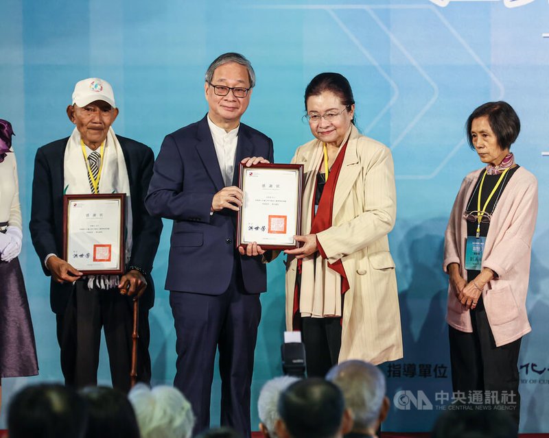 2024世界人權日典禮7日在國家人權博物館白色恐怖景美紀念園區舉行,文化部長李遠(左2)頒贈文物捐贈感謝狀給監察委員田秋堇(右2)等人。中央社記者鄭清元攝 113年12月7日