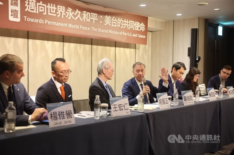 美國前國務卿蓬佩奧（左4）6日出席福和會「邁向世界永久和平：美台的共同使命」論壇，和與會者共同討論美台關係等相關議題，並回應提問。中央社記者趙世勳攝 114年1月6日