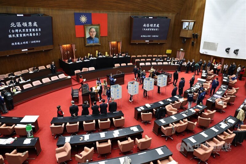 行政院針對憲法訴訟法修法提出覆議,立法院會10日進行記名投票表決,待議事人員布置完圈票處後,於下午2時40分展開投票。中央社記者翁睿坤攝 114年1月10日