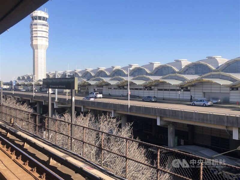 美國29日晚間發生一架客機要降落雷根機場時與黑鷹直升機相撞的意外,也引起管制員人數配置是否足夠的討論。圖為雷根機場,攝於30日。中央社記者石秀娟華盛頓攝 114年1月31日