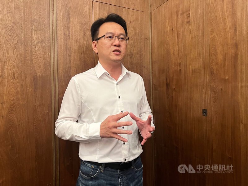 行政院中部聯合服務中心執行長莊競程(圖)4日說明,由於114年業務預算新台幣近700萬元,遭藍白立委聯手在立法院會刪除僅剩7萬元,中辦年假後開工即面臨業務停擺困境。中央社記者郝雪卿攝 114年2月4日