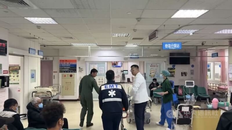 台東1架勇鷹高教機15日上午在台東都蘭外海墜落,飛行員跳傘逃生獲救,並送至台東馬偕醫院治療。中央社記者盧太城攝 114年2月15日