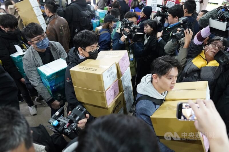 各地罷免團體3日上午在中選會外集結,將一箱箱的連署書搬進中選會送交審查。中央社記者徐肇昌攝 114年2月3日