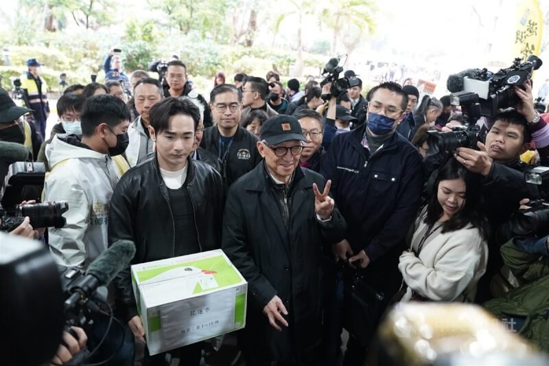 網紅八炯(前左)、前聯電董事長曹興誠(前中)到場聲援。中央社記者徐肇昌攝 114年2月3日