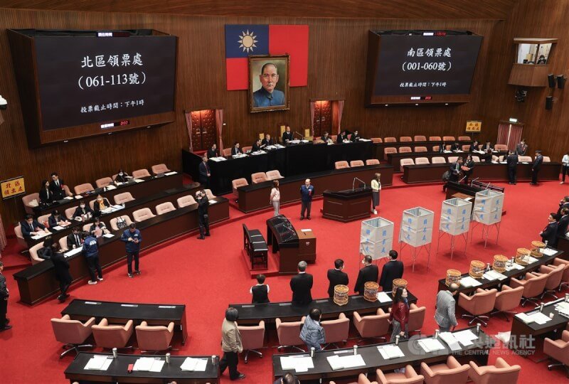 立法院會11日進行選罷法覆議案記名投票表決,議事人員布置投票所後,隨即展開投票。中央社記者謝佳璋攝 114年2月11日