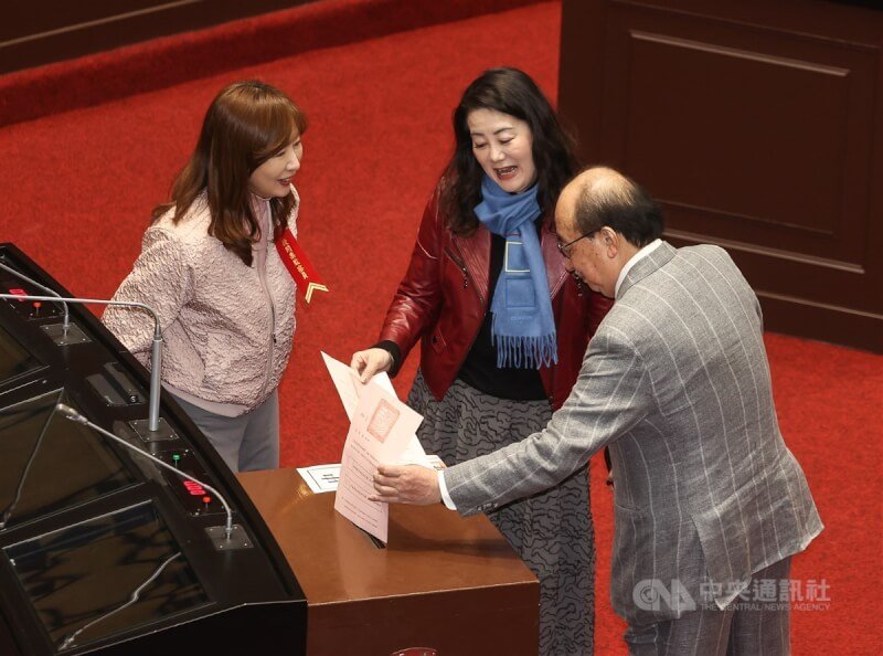 民進黨立法院黨團總召柯建銘(右)、幹事長吳思瑤(右2)依序將票投入票匭。中央社記者謝佳璋攝 114年2月11日
