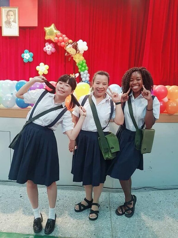 美國華府空難罹難者德金斯(Kiah Duggins)(右)曾在台東縣關山國小擔任美語教師,學校前同事聽聞消息相當錯愕、不捨。(關山國小提供)中央社記者盧太城台東傳真 114年2月4日