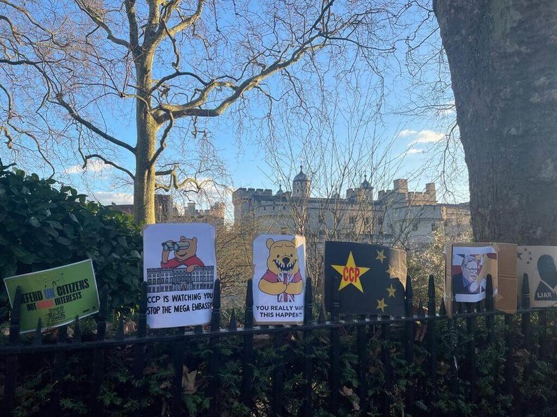 中國擬在英國皇家鑄幣廠舊址及其周邊超過2萬平方公尺大片土地,打造巨型使館,引發數千人15日再度集會抗議。有參加集會的港人表示,參加者在鑄幣廠外圍掛上文宣,希望喚醒更多英國人關注事件。(受訪者提供)中央社記者陳鎧妤台北傳真 114年3月19日