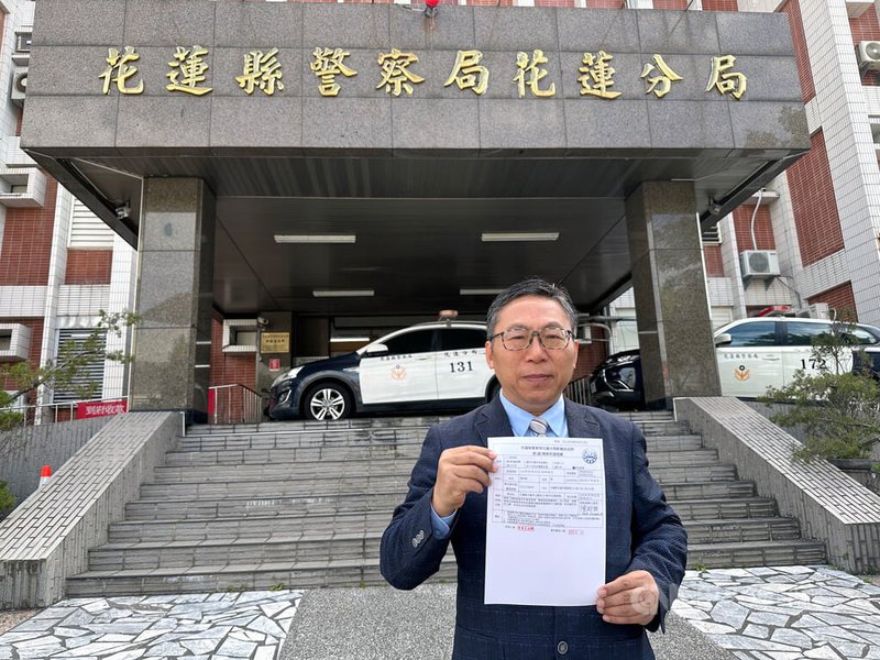 台灣東社發言人陳財能(圖)3日上午到花蓮縣警察局花蓮分局軒轅派出所,告發國民黨立委傅崐萁等違反中華民國刑法強制罪。中央社記者李先鳳攝 114年3月3日