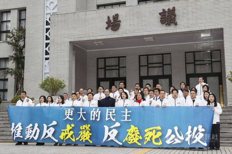 國民黨主席朱立倫(前右7)17日上午與黨籍立委在立法院議場前舉行記者會,宣示推動「反戒嚴」、「反廢死」公投,黨團成員一同高喊口號。中央社記者鄭清元攝 114年3月17日