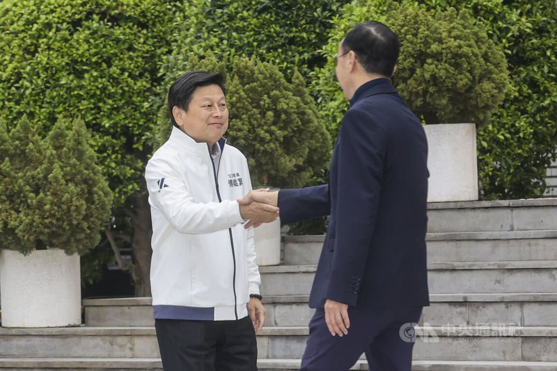 國民黨主席朱立倫(右)17日上午與黨籍立委在立法院議場前舉行記者會,宣示推動「反戒嚴」、「反廢死」公投,會前與國民黨立法院黨團總召傅崐萁(左)握手致意。中央社記者鄭清元攝 114年3月17日