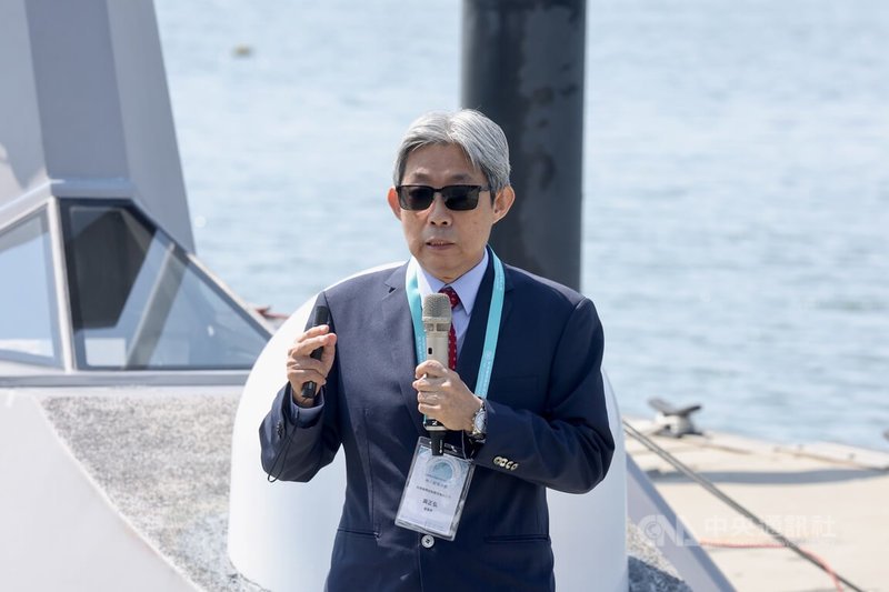 台船公司25日在高雄公開亮相自主研發的無人船「奮進魔鬼魚」,台船董事長黃正弘(圖)說明,台船於2024年初開始研製軍用無人船,軍用無人船的設計需要注意機動性與耐海性2個特點。中央社記者張皓安攝 114年3月25日