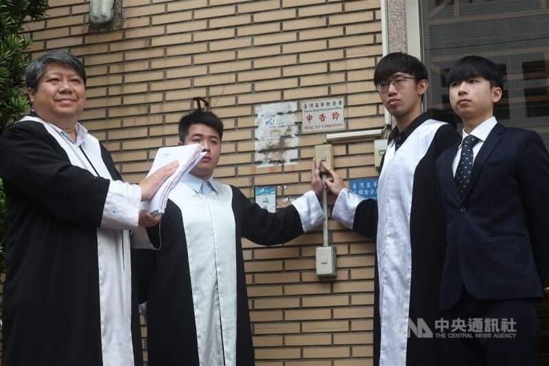 台灣經濟民主連合智庫召集人賴中強(左起)、律師陳孝賢、劉家杭及經民連智庫研究員涂景亮3日上午前往台灣高等檢察署申告鈴處,告發國民黨立委傅崐萁違反刑法外患罪及反滲透法。中央社記者吳家昇攝 114年3月3日