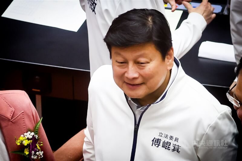 立法院會14日邀請行政院長卓榮泰進行施政報告並備詢,國民黨立法院黨團總召傅崐萁(圖)現身議場與各黨派立委互動。中央社記者王騰毅攝 114年3月14日