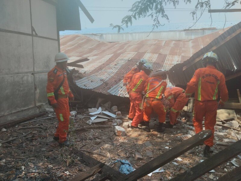 瓦城救援人員在倒塌建築物搜救。(圖取自facebook.com/fsd.gov.mm)