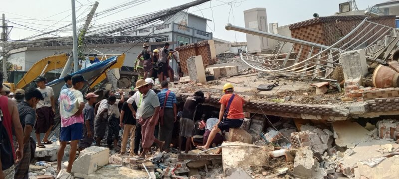 緬甸28日地震,勃固省房屋倒塌。(圖取自facebook.com/fsd.gov.mm)
