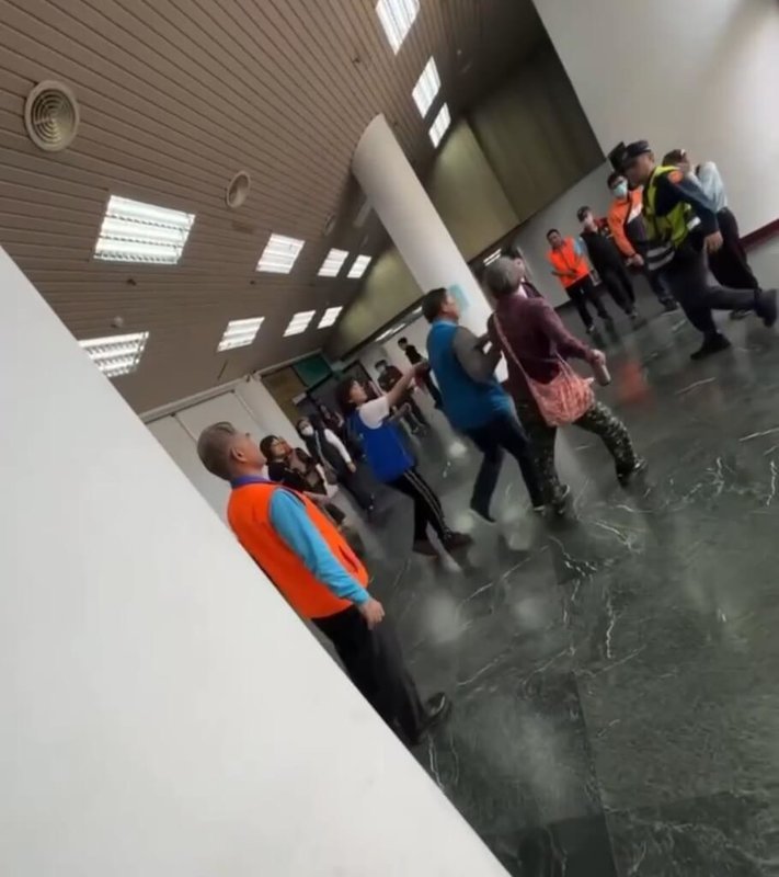 花蓮退休教師葉春蓮(前右)因嗆聲國民黨立法院黨團總召傅崐萁遭架離出場,余姓黨工(藍色背心男子)將葉春蓮大力推向大門,過程引起爭議。花蓮地檢署5日指出,余男涉犯強制罪嫌疑重大,諭知交保新台幣1萬元。(民眾提供)中央社記者張祈傳真 114年3月5日