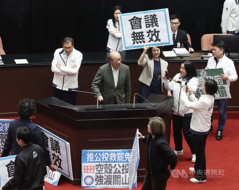 國民黨立委25日晚間等民進黨立委離開主席台後，趁勢站上主席台請立法院長韓國瑜繼續開會，在人數優勢下，經表決將反廢死、反戒嚴公投案逕付二讀。圖為民進黨立法院黨團總召柯建銘（中）手持拐杖激動抗議。中央社記者張新偉攝114年3月25日