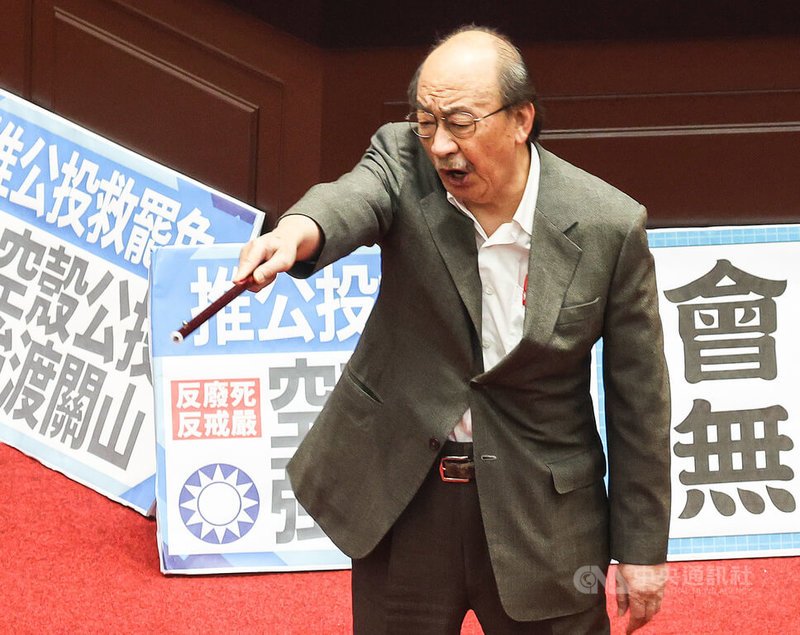 國民黨立委25晚間趁民進黨立委離開主席台後，站上主席台請立法院長韓國瑜繼續開會，在人數優勢下，經表決將反廢死、反戒嚴公投案逕付二讀。圖為民進黨立法院黨團總召柯建銘（中）手持敲斷掉的拐杖大聲抗議。中央社記者張新偉攝114年3月25日