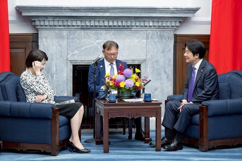 總統賴清德(右)28日接見日本前經濟安全保障擔當大臣高市早苗(左),盼台日攜手提升雙邊經濟韌性與產業競爭力。(總統府提供)中央社記者葉素萍傳真 114年4月28日