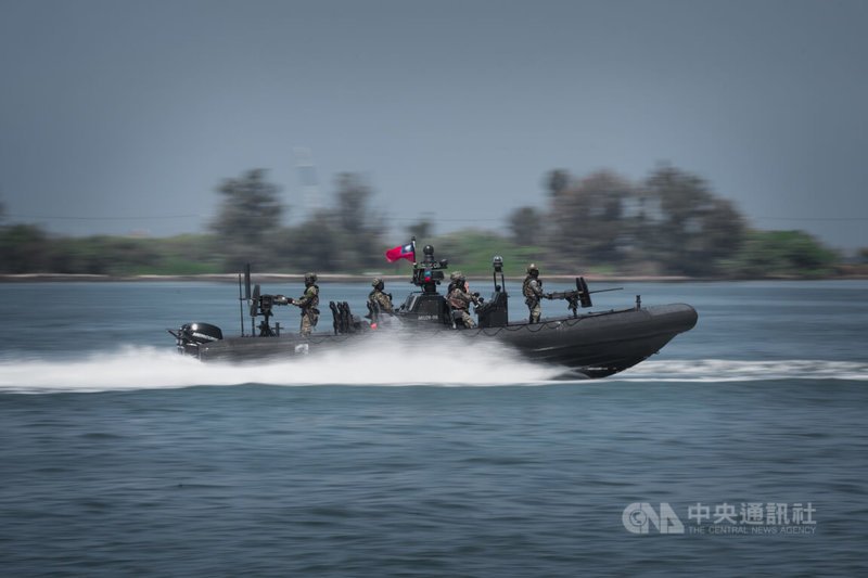 海軍陸戰隊成立由兩棲偵搜大隊組成的海上戒護兵力,圖為官兵操駕M109突擊艇前往戰術位置。中央社記者游凱翔攝 114年4月4日