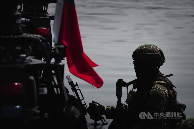 海軍陸戰隊成立由兩棲偵搜大隊組成的海上戒護兵力,圖為官兵操駕M109突擊艇。中央社記者游凱翔攝 114年4月4日