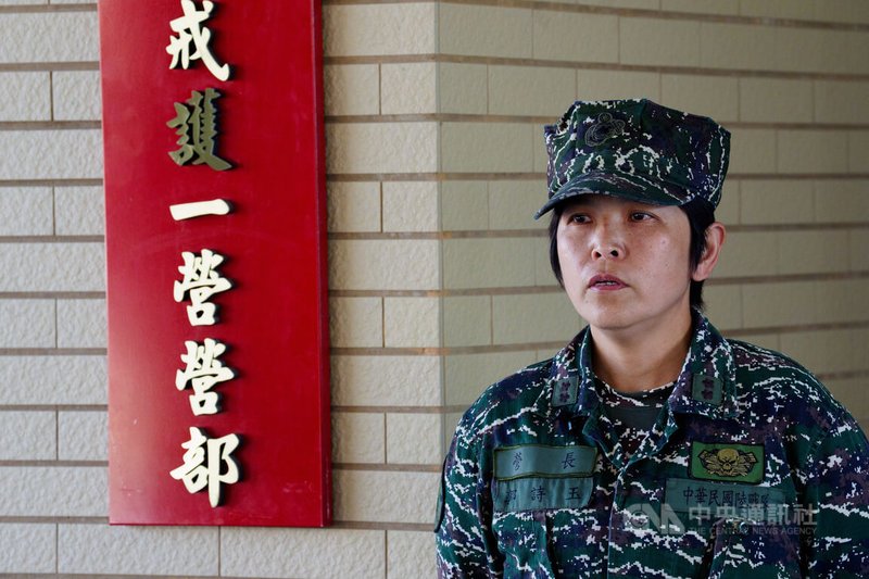 兩棲偵搜大隊首名女性官兵、戒護一營中校營長郭詩玉(圖)受訪表示,戒護營9成官兵均由一年期義務役組成,但在體能及戰技要求上,均與志願役一視同仁。中央社記者游凱翔攝 114年4月4日