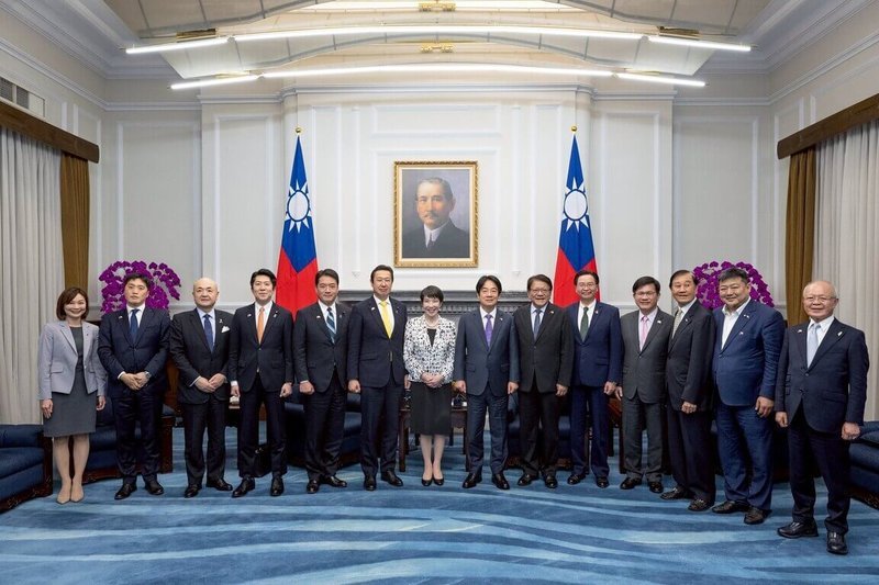 總統賴清德(右7)28日接見日本前經濟安全保障擔當大臣高市早苗(左7)一行,感謝日本政府在重要國際場合多次強調台海和平穩定的重要性。(總統府提供)中央社記者葉素萍傳真 114年4月28日