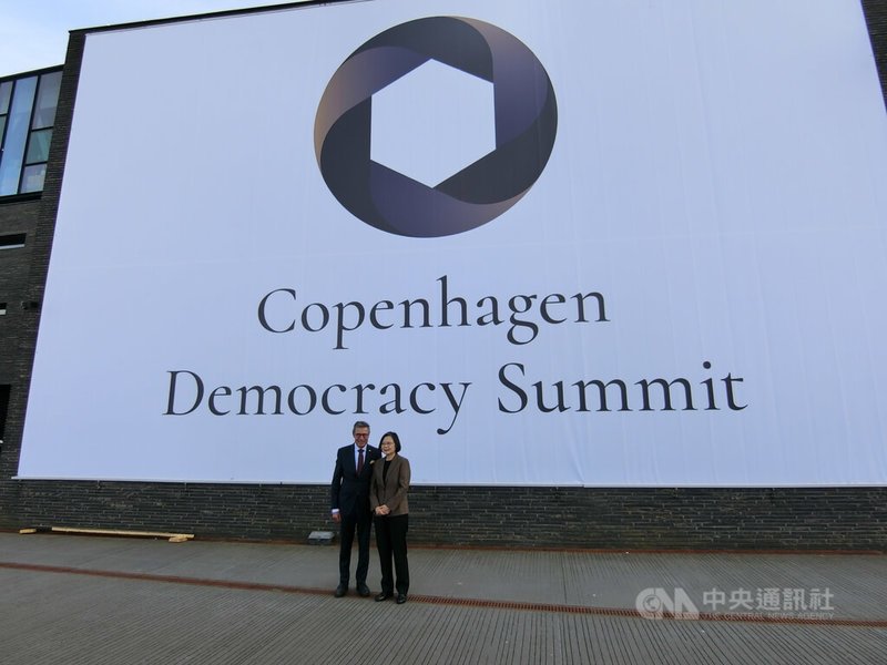 前總統蔡英文(右)13日出席哥本哈根民主高峰會,與丹麥前總理暨丹麥「民主聯盟基金會」主席拉斯穆森在會場外合影留念。中央社記者辜泳秝哥本哈根攝 114年5月14日